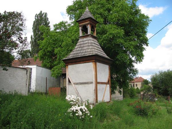 12 - HISTORICKÁ ZVONIČKA V HRADEČNU STOJÍ ZA SNÍMEK